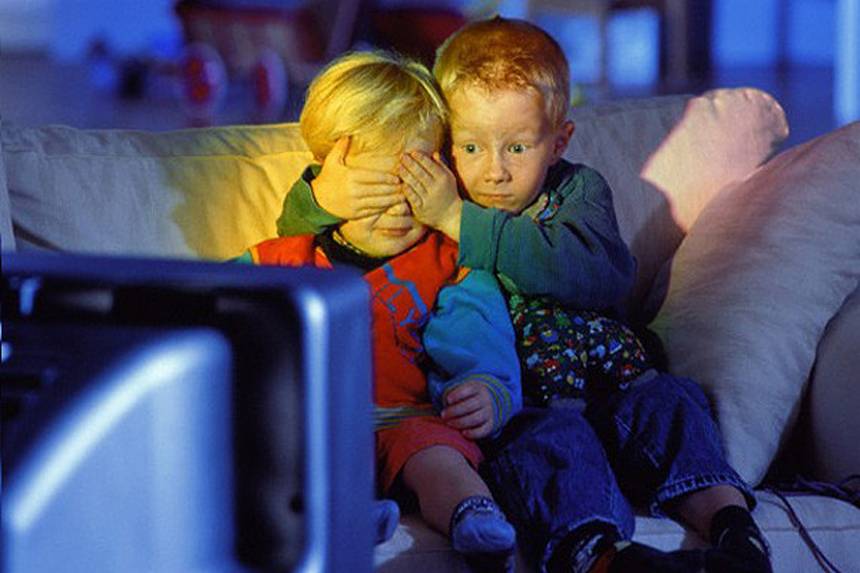 Когда ребенку можно смотреть телевизор: какие передачи и с какого возраста