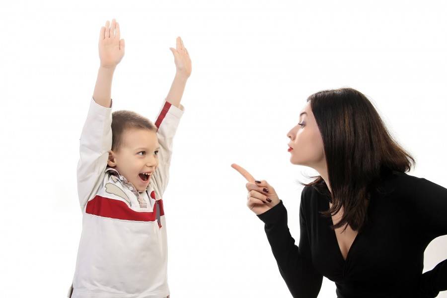 Почему ребенок не слушается, устраивает истерики? 3 истории