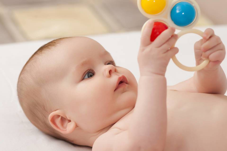 Со скольки месяцев ребенок держит погремушку. когда новорожденный начинает реагировать на погремушку и играть, как сделать своими руками