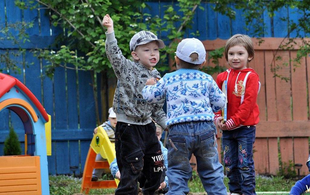 Конфликт на детской площадке: вмешиваться или нет родителям? | психология