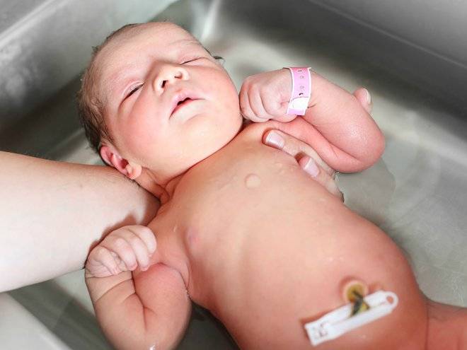Как правильно купать новорожденного ребенка: первое купание, 10 важных правил, отзывы о средствах для купания, видео