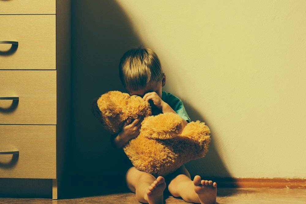 Почему ребёнок боится чужих людей: помогаем малышу избавиться от чувства страха