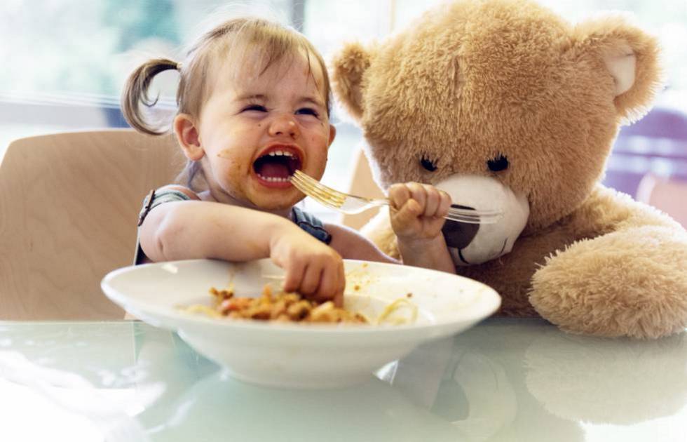 Мультфильмы во время еды: почему кормление под мультики вредно для здоровья, как отучить детей от телевизора во время еды / mama66.ru