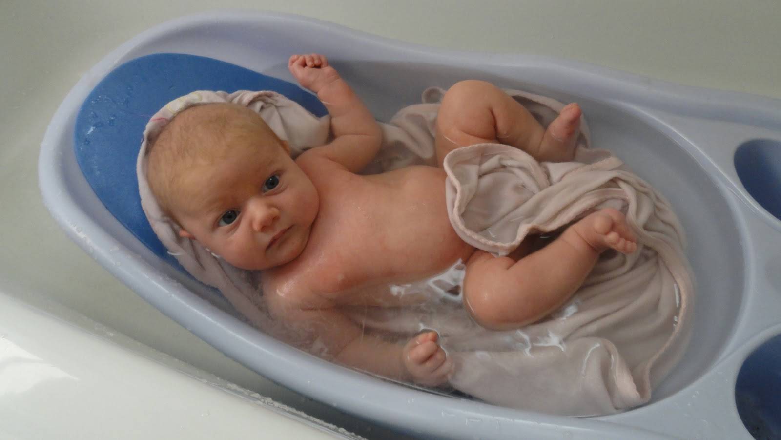 Как первый раз купать новорожденного ребенка дома: видео "первое купание"