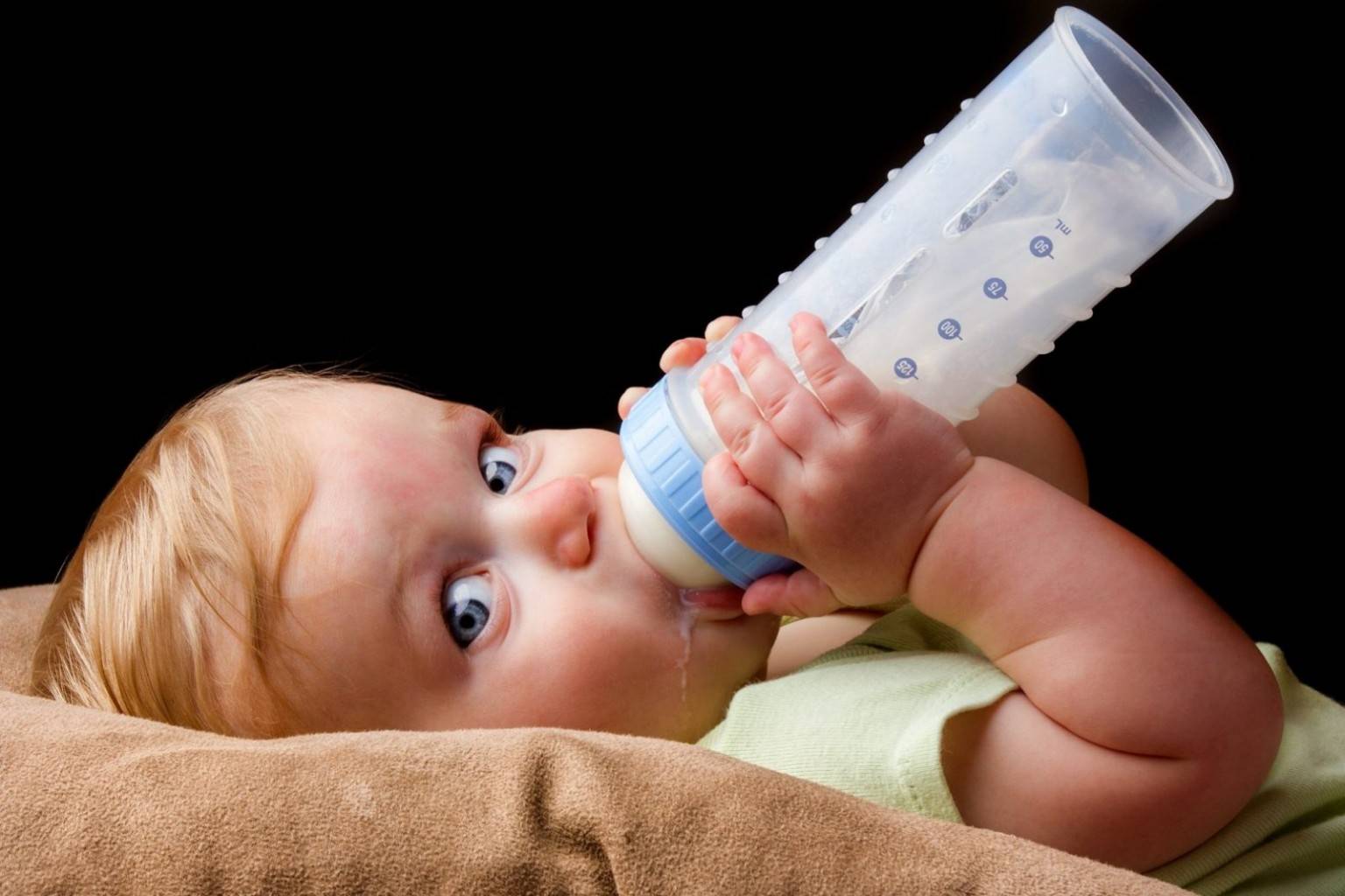 Как правильно отучить ребёнка от бутылочки перед сном?