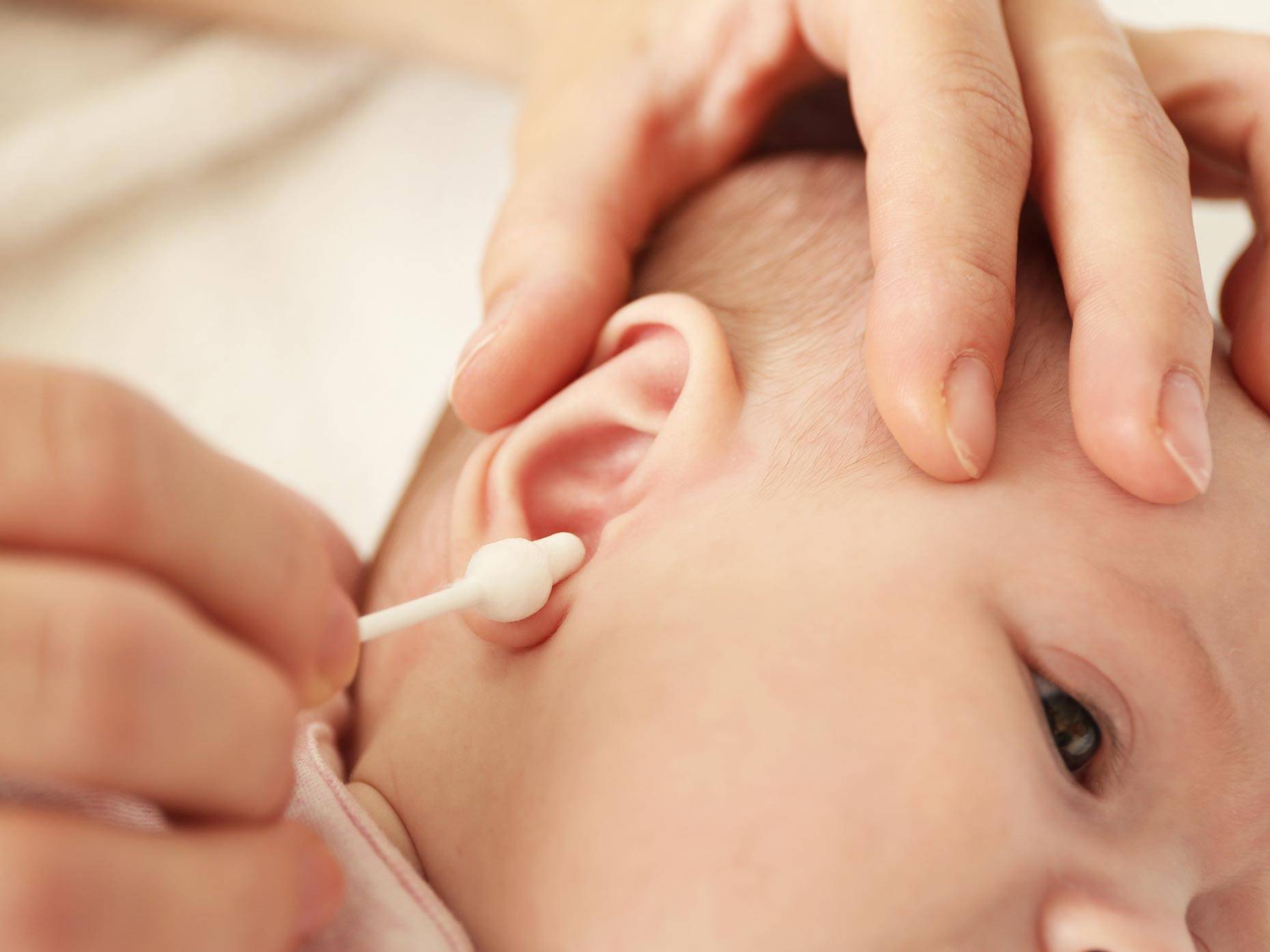 Уход за ушами новорожденного