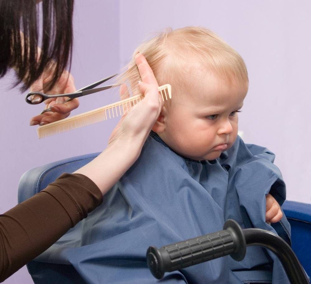 Первая стрижка ребенка приметы, что делать с волосам?