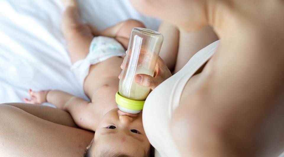 Сцеживание грудного молока: как и сколько хранить?