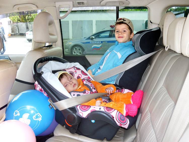 Как правильно перевозить новорожденного в автомобиле