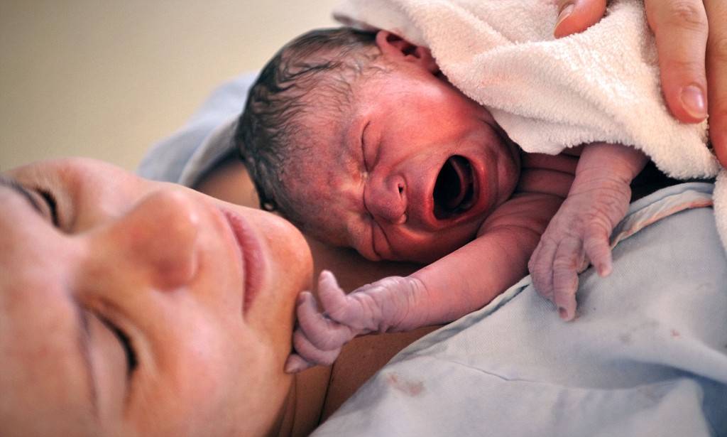 Связь с миром установлена, или когда новорождённый начинает видеть и слышать?