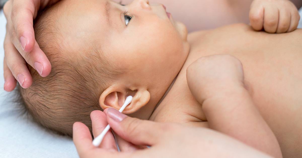 Как правильно чистить уши грудному ребенку от серы, и нужно ли это делать? - medboli.ru