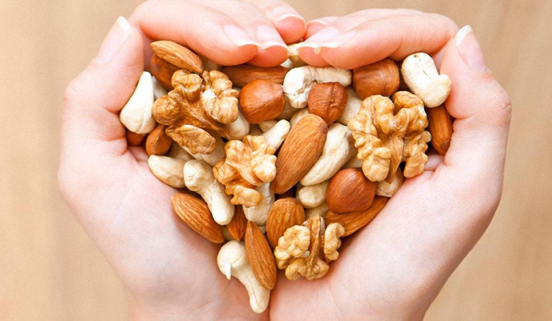 Орехи при грудном вскармливании: какие можно ли кормящим мамам и другие особенности