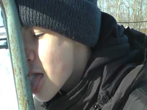 Ребенок лизнул качели или столб на морозе. самая зимняя инструкция для родителей - delfi