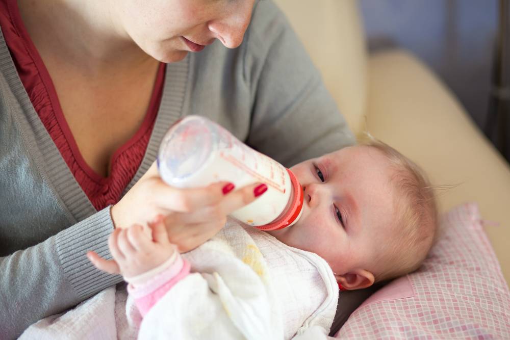 Как правильно кормить новорожденного из бутылочки смесью, молоком