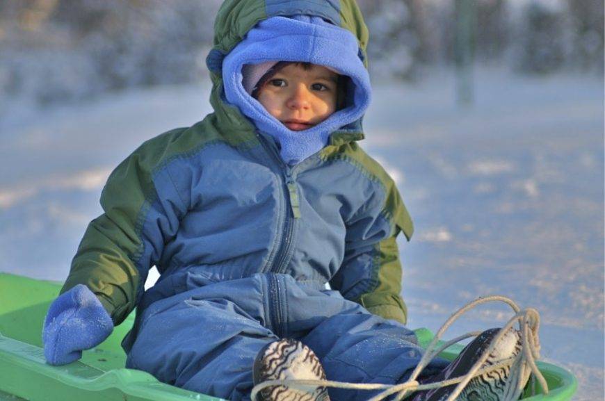 7 лучших брендов детских зимних комбинезонов в 2022 году