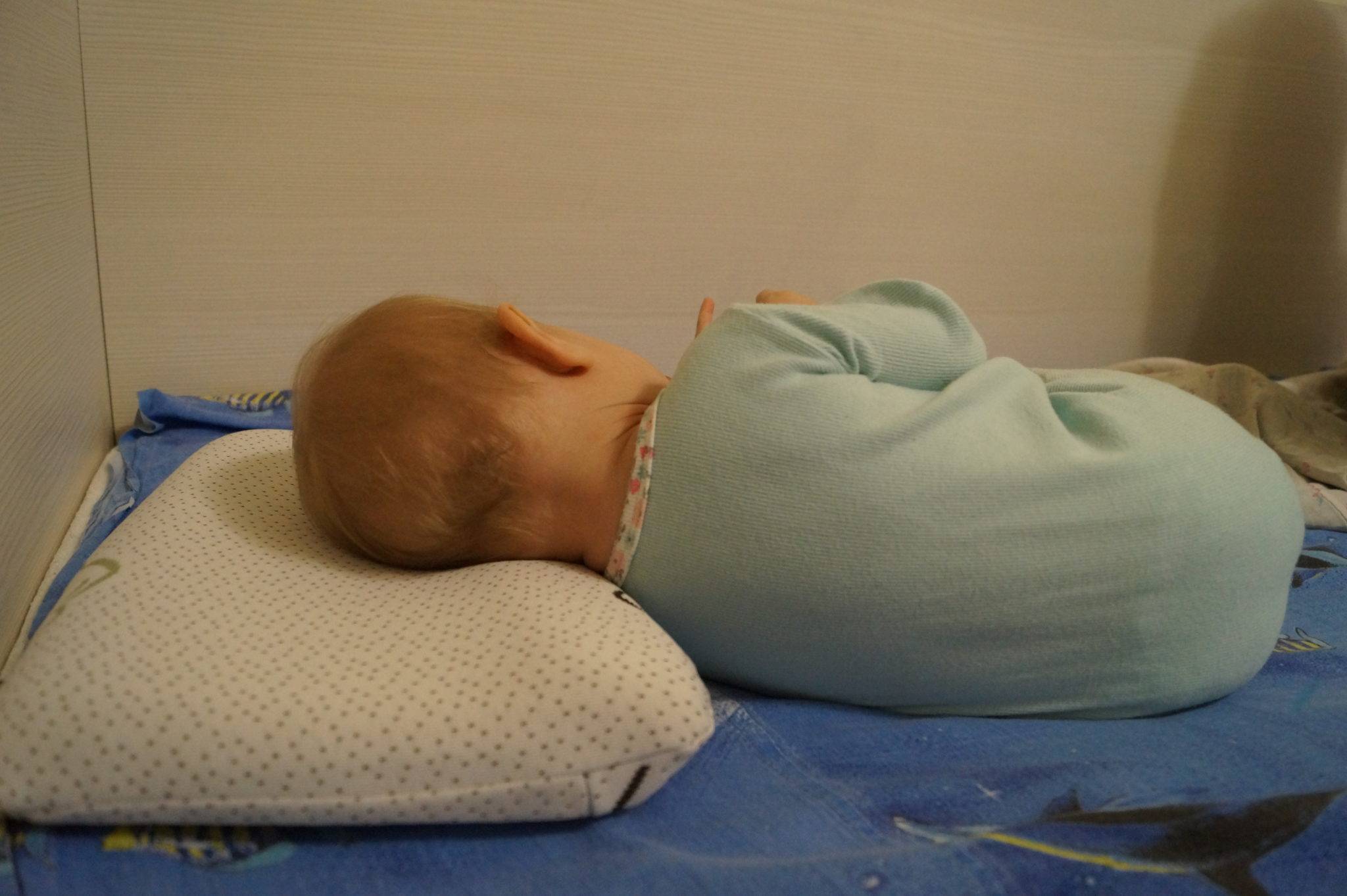 Когда можно спать ребенку на подушке: нужна ли подушка ребенку до года, опасность и польза для здоровья