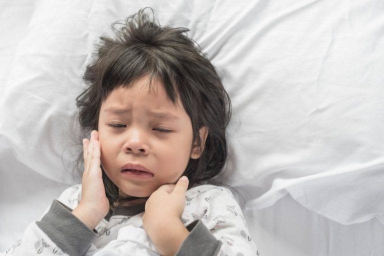 Почему ребенок сильно потеет во время сна и при засыпании