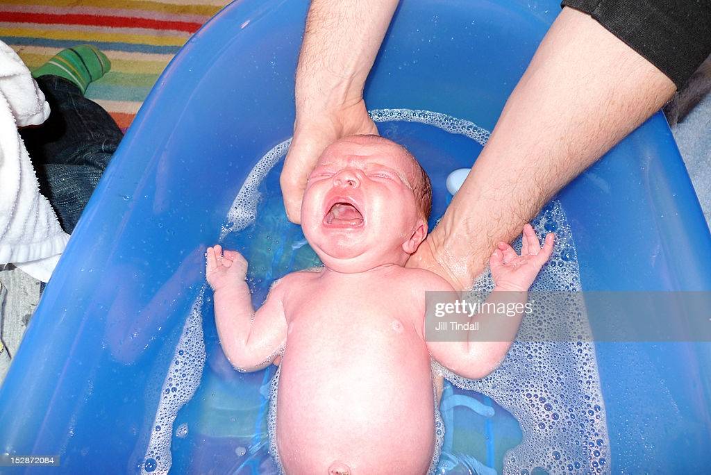 Плачет при купании. Купание малыша. Купание в марганцовке новорожденного. Марганец для купания новорожденных. Марганцовка новорожденный.