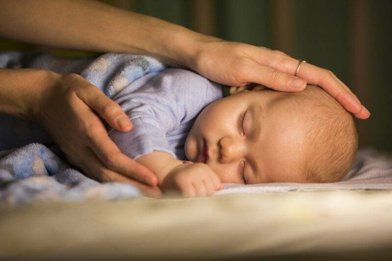 Как уложить маленького ребенка спать на ночь?