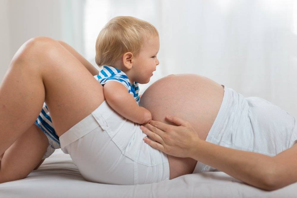Кормление грудью при беременности: правила и противопоказания