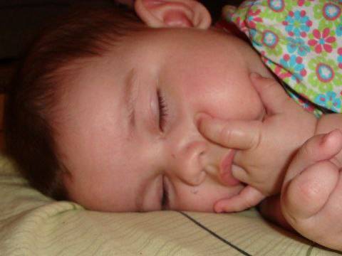 Как отучить трёхлетнего ребёнка сосать пальцы