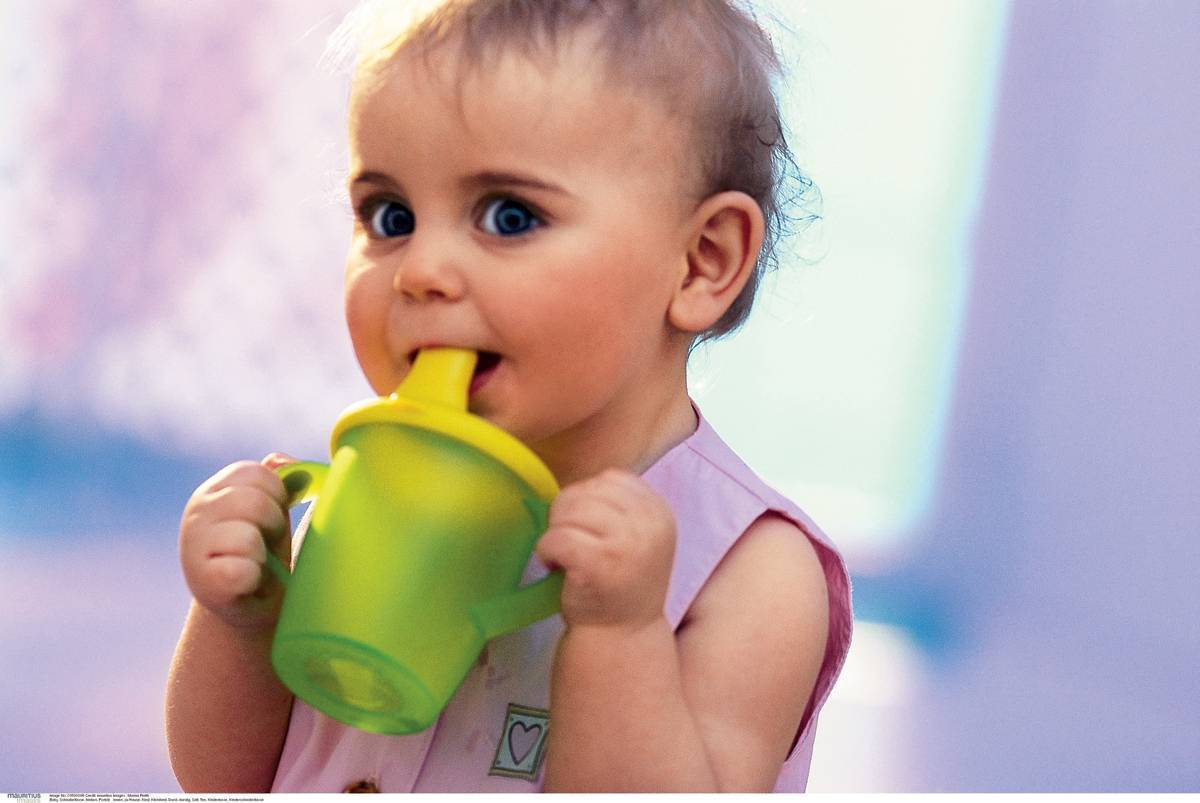 Как научить ребенка пить из кружки, трубочки, поильника самостоятельно и когда?