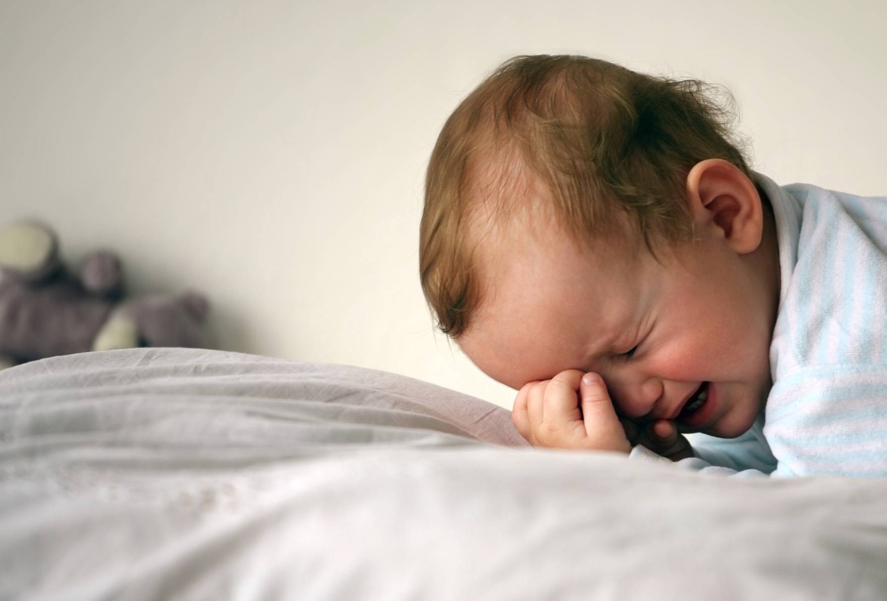 Ребенок просыпается ночью с истерикой: причины и что делать