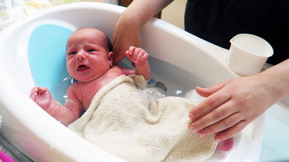 Как мыть голову новорожденному - выбор средства и советы по купанию