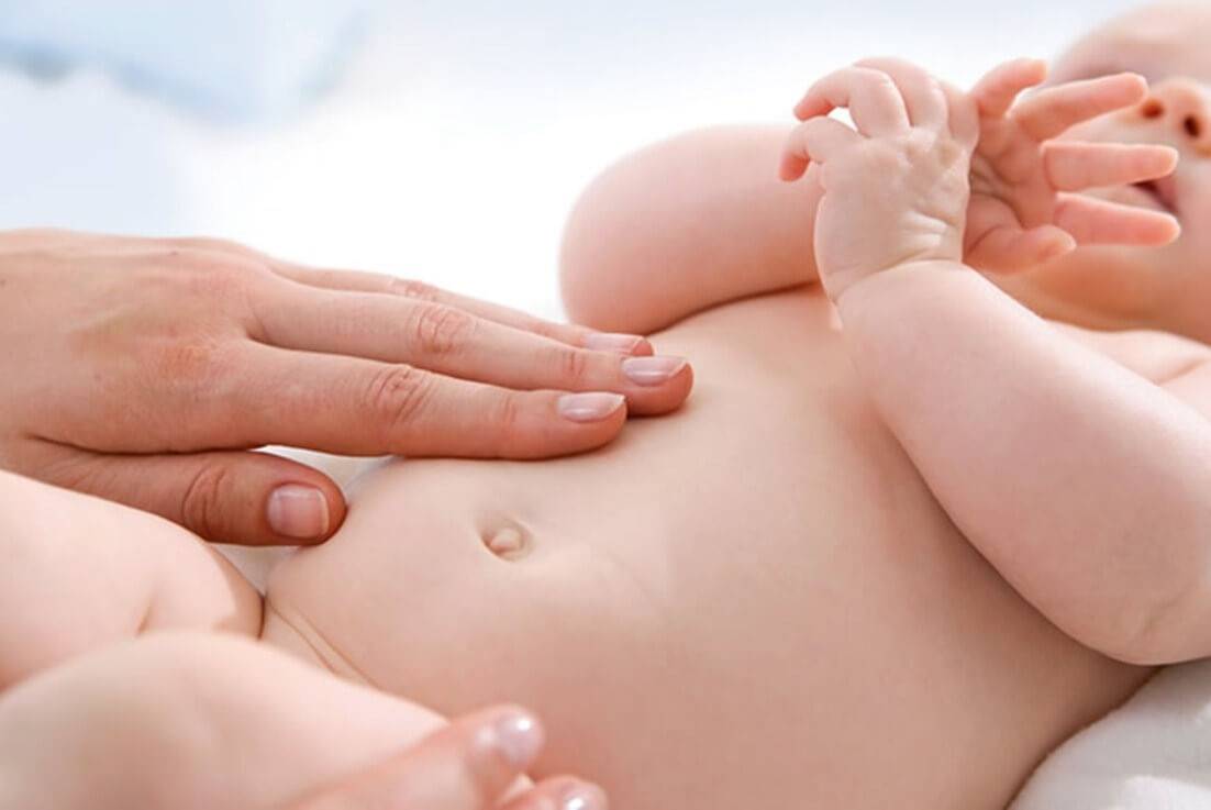 Урчит в животе у грудничка: причины при грудном и искусственном вскармливании, как помочь малышу при коликах