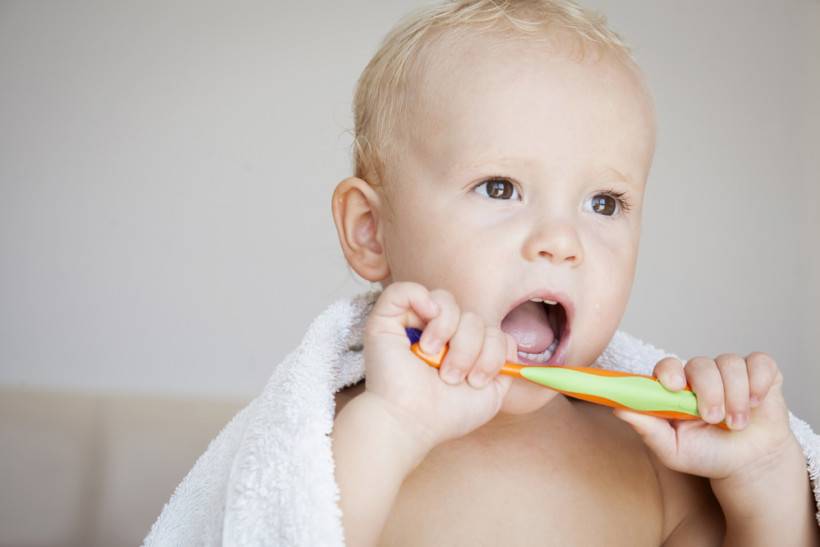 Какую зубную щетку выбрать ребенку