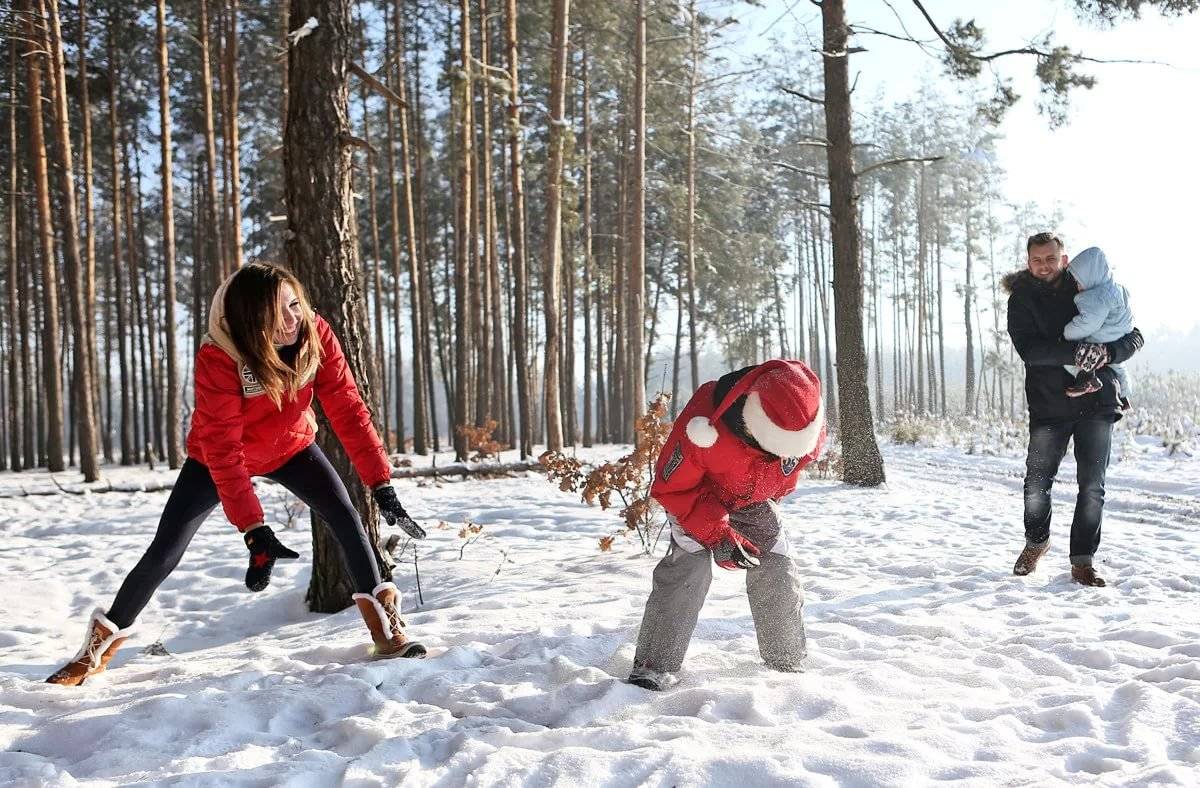 Веселые прогулки в холодную погоду: для деток от года до трех и старше