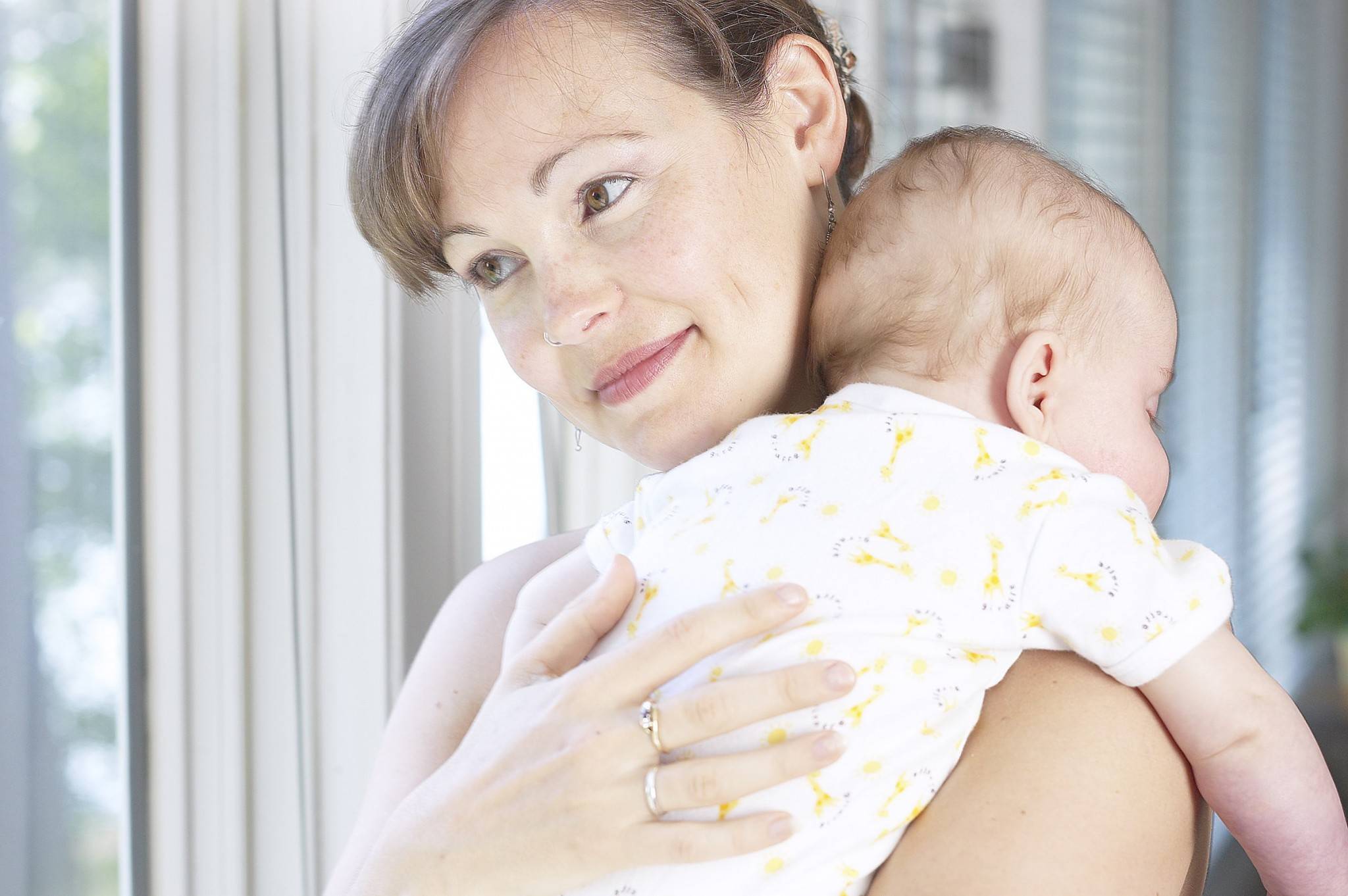 Как правильно держать новорожденного столбиком и зачем это нужно