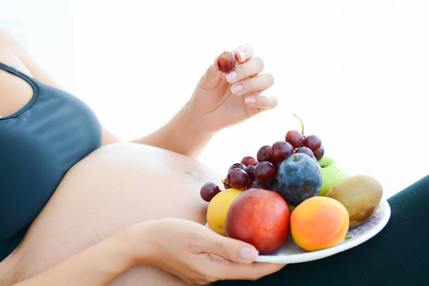 Виноград при беременности: можно ли его есть беременным, почему некоторым нельзя зеленый, кишмиш, польза и вред ягод на ранних сроках, 1, 2, 3 триместр