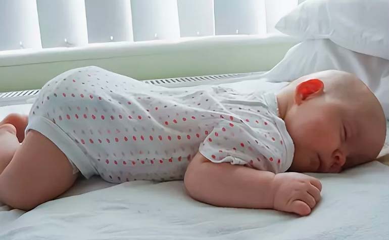 Можно ли новорожденному спать на животе: чем опасно для ребенка, как приучить к правильному положению во сне