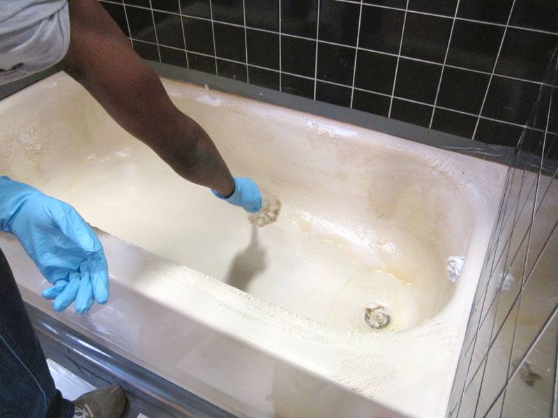 Почистить ванну содой. Мытье ванной. Средство для чистки чугунных ванн. Акриловая ванна грязной. Царапины на акриловой ванне.