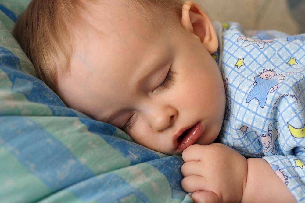 Открытые глаза у детей во время сна: объяснение явления