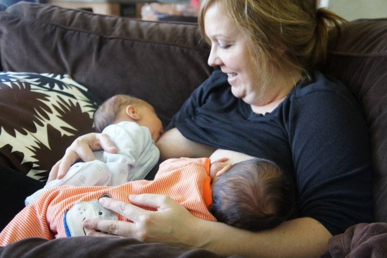 Кормление грудью: двойняшки. жизненная история: кормление новорожденных двойняшек
