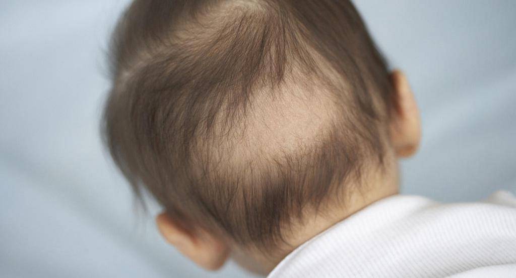 Почему ребенок рвет волосы на голове в спокойном состоянии
