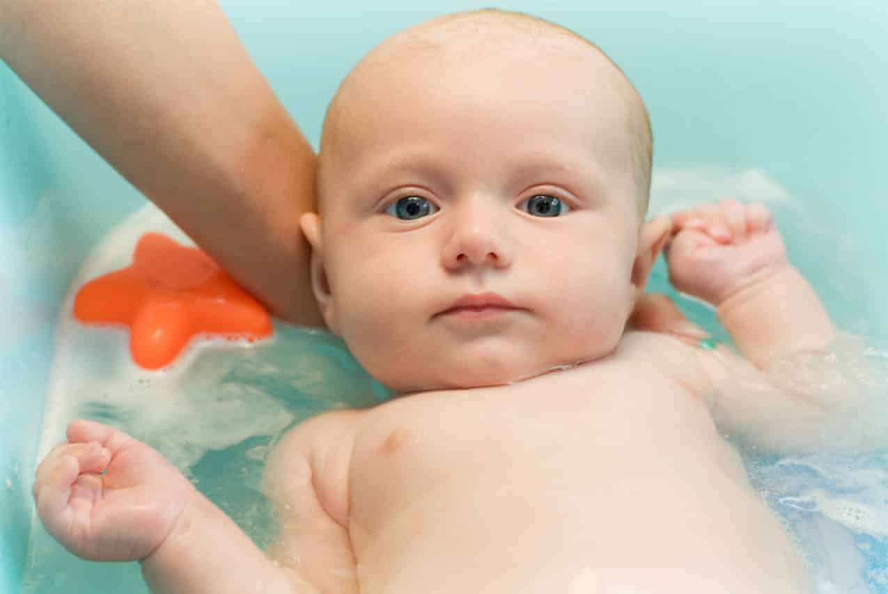 Ребенка после ванной. Купание малыша. Для купания новорожденных. Купание малыша после роддома. Первые купания новорожденных.