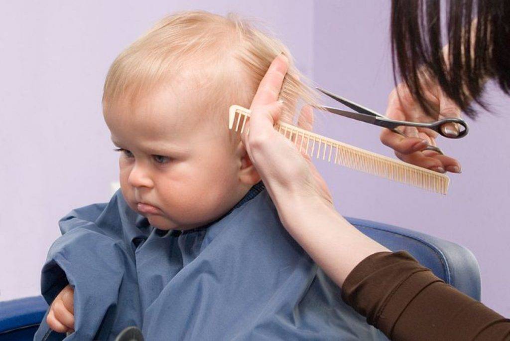 Нужно ли стричь волосы ребенку в год