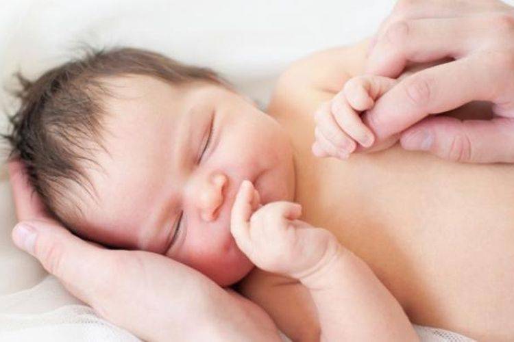 У новорожденной девочки и мальчика набухли, увеличены молочные железы: причины, опасно ли это? через сколько пройдет нагрубание, набухание молочных желез новорожденного?