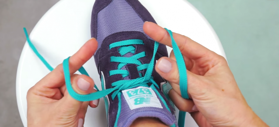 Несколько способов как научить ребенка завязывать шнурки