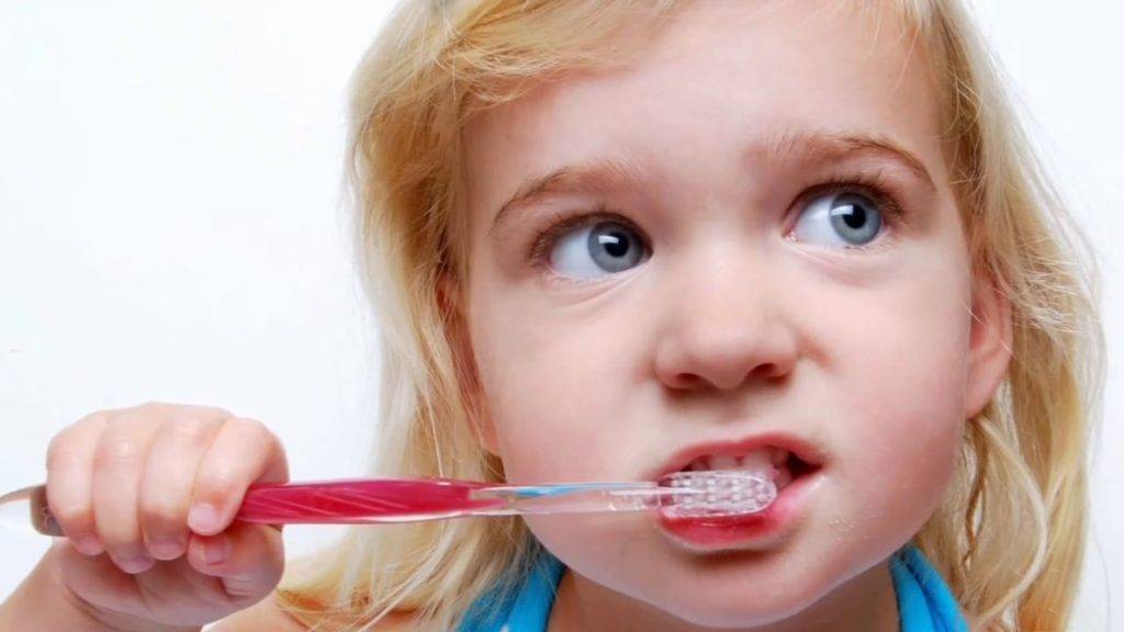 Как чистить зубы ребенку, как научить ребенка чистить зубы