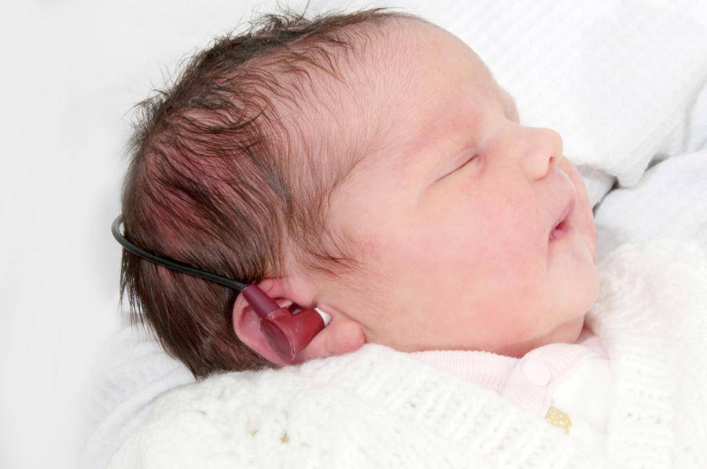 Когда начинает слышать новорожденный ребенок: как проверить слух