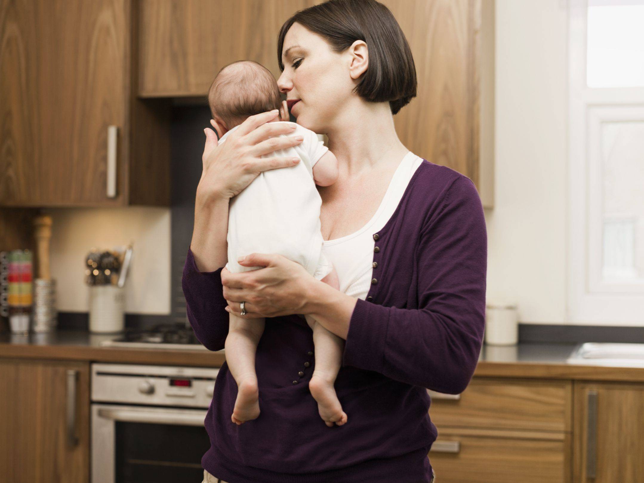 Как держать новорожденного столбиком: как правильно держать, сколько требуется времени и предостережения
