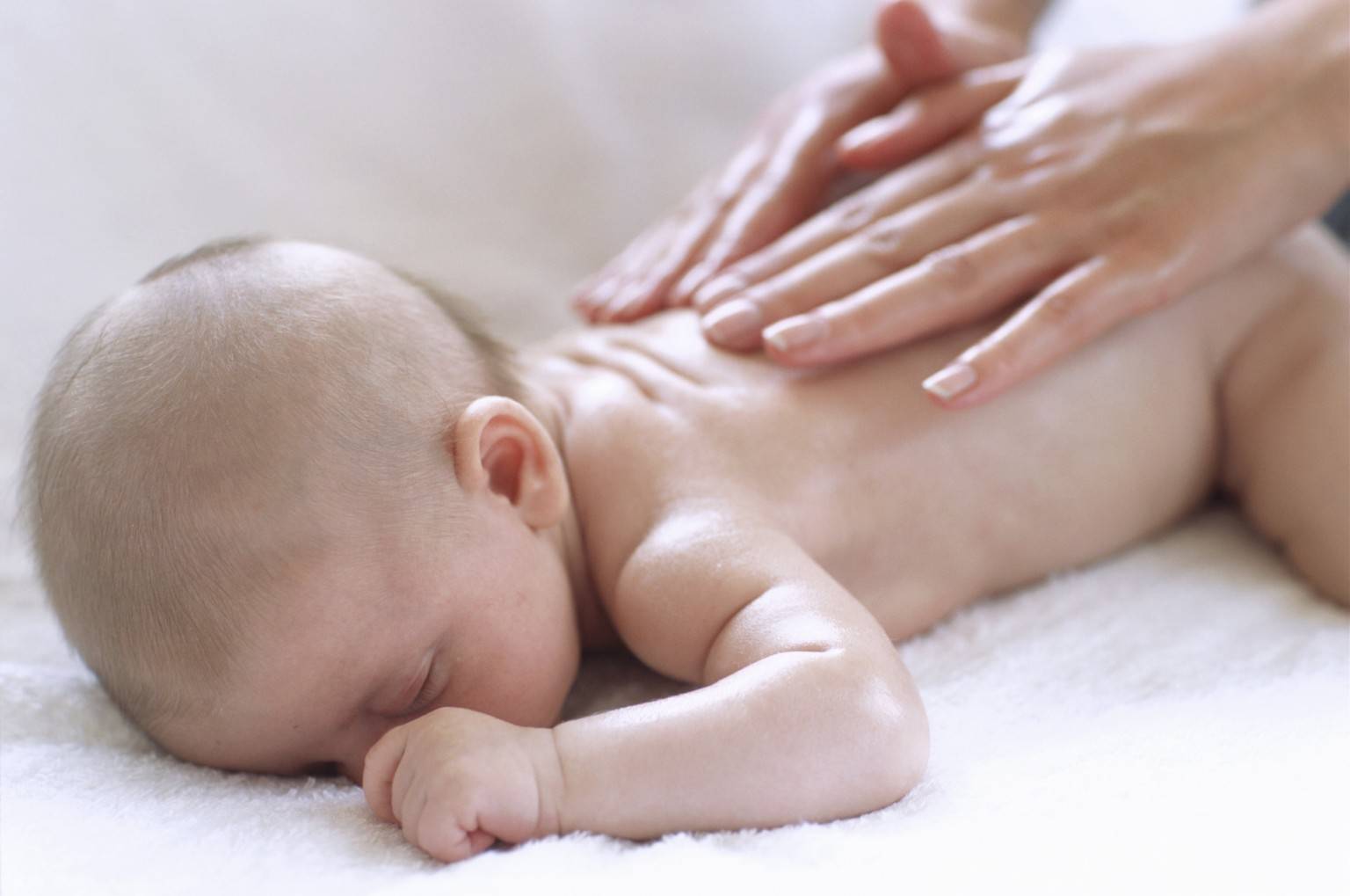Зачем нужен массаж новорожденным и грудничкам?