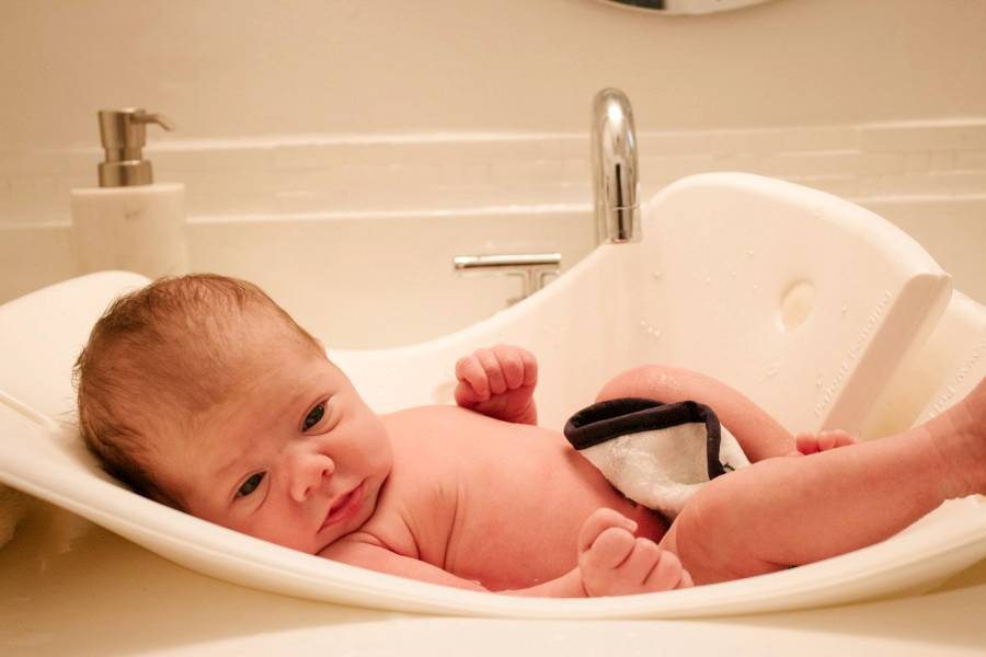 Как нужно ухаживать за новорожденной девочкой в первый месяц жизни после роддома: особенности гигиены, купания и ухода