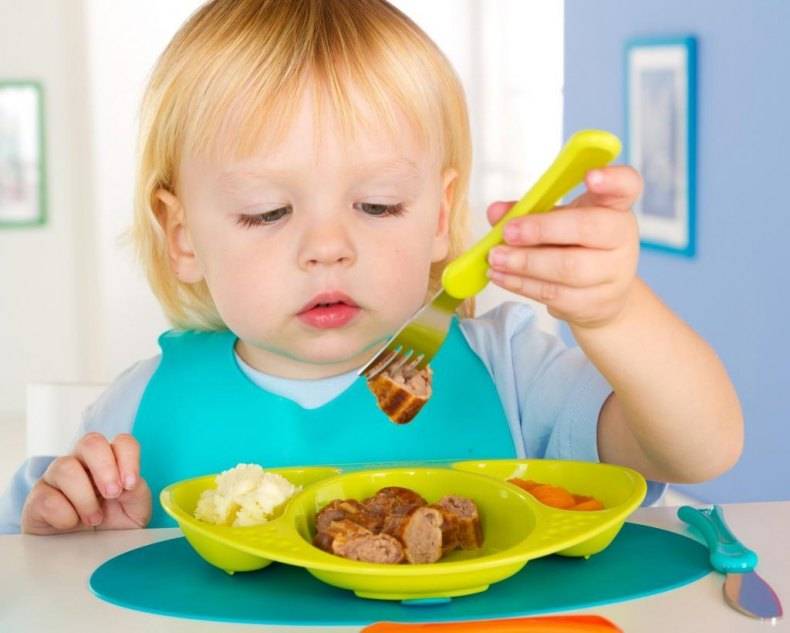 Как научить ребенка кушать ложкой  без помощи взрослых: советы доктора комаровского