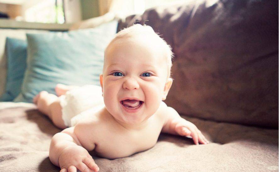 Когда ребенок начинает агукать и улыбаться: возрастные нормы для новорожденных