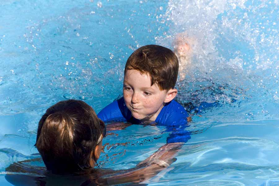 Почему маленькие дети боятся большой воды и не хотят купаться в море